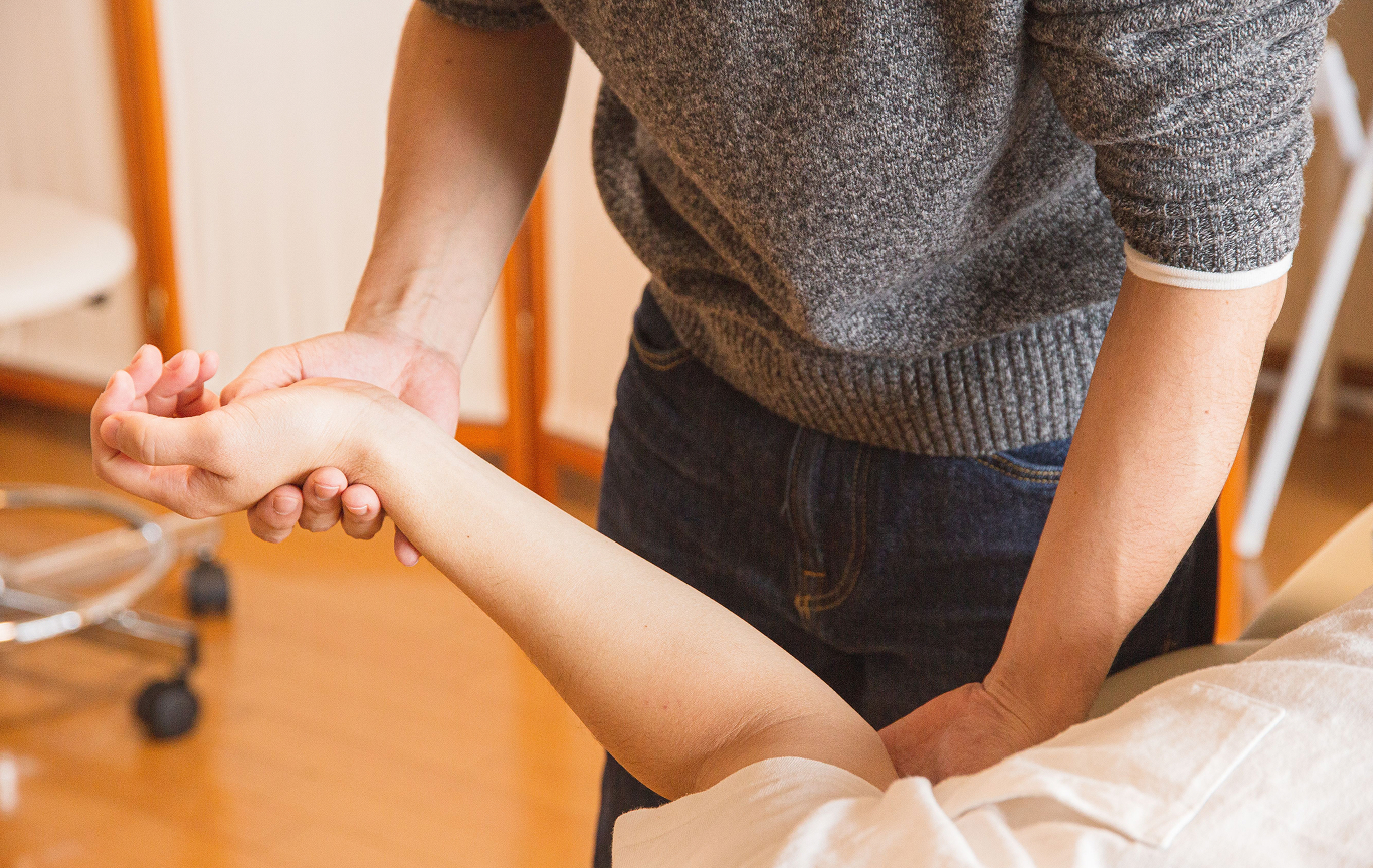 Physiotherapist treating a patient at Highland Physio & Rehab